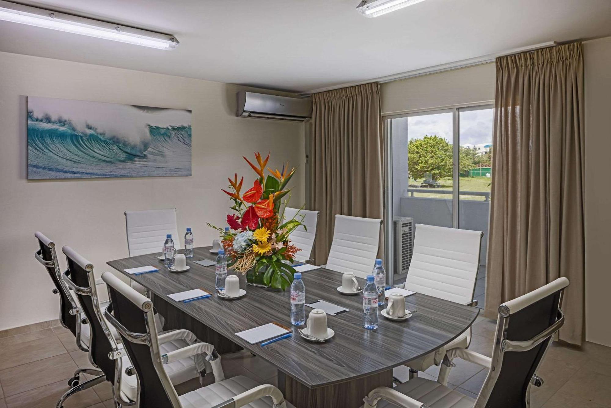 The Atrium Beach Resort And Spa, Ascend Hotel Collection Bahía de Simpson Exterior foto