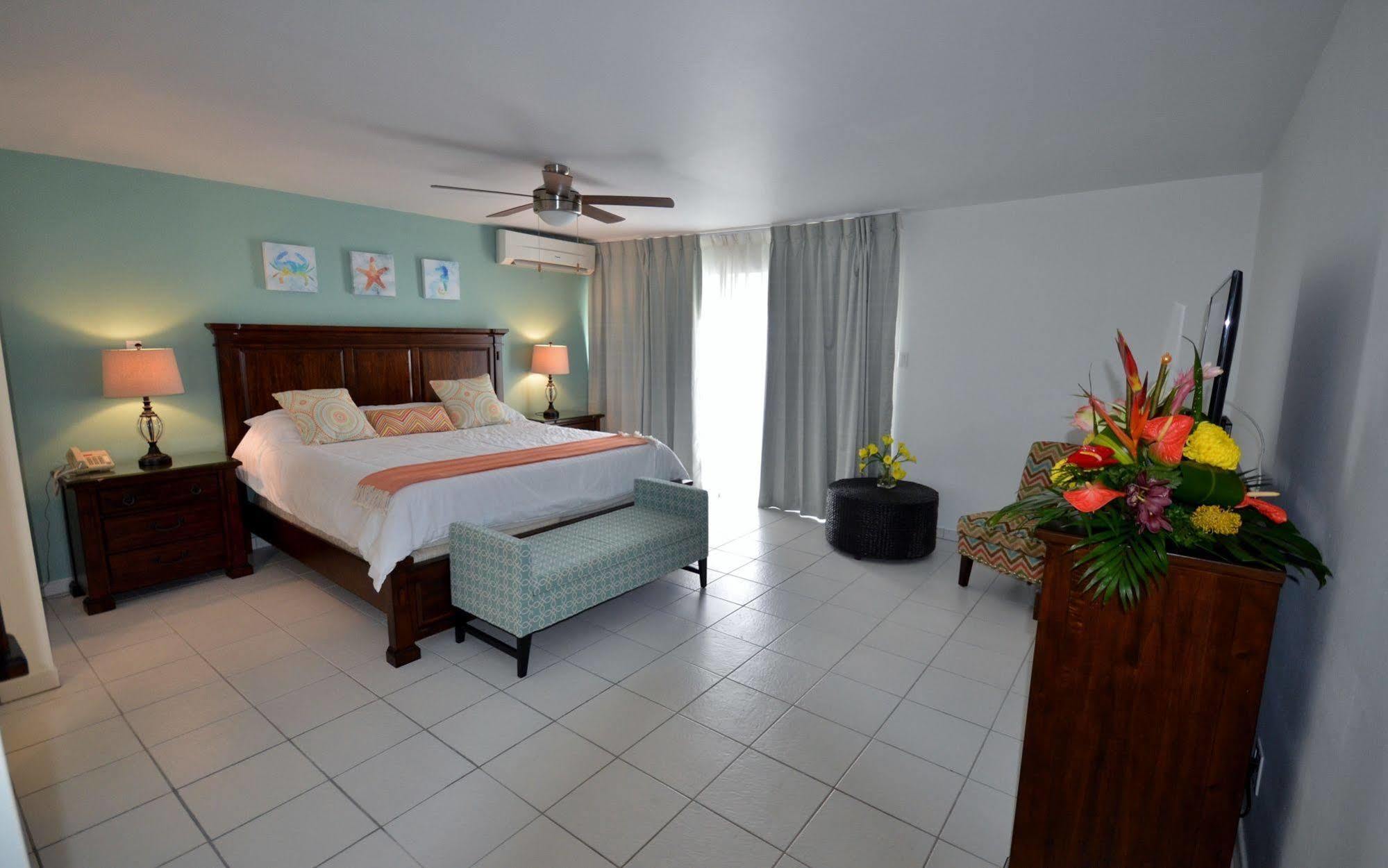 The Atrium Beach Resort And Spa, Ascend Hotel Collection Bahía de Simpson Exterior foto